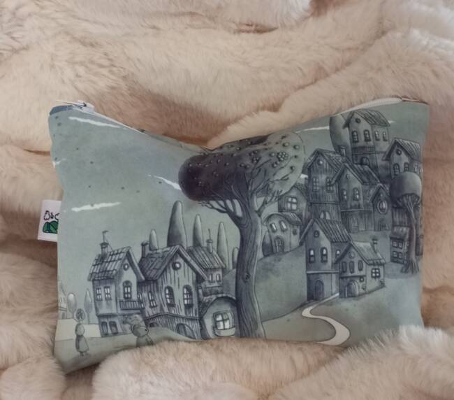 astuccio illustrato artigianale con zip decorato con paesaggio onirico e piccole case
