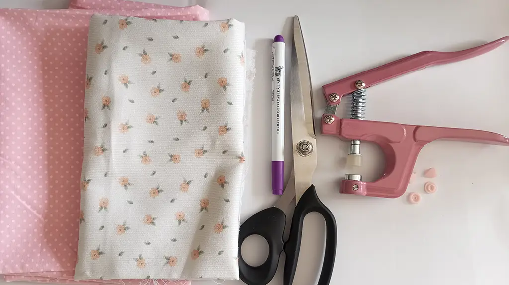Materiali per realizzare un porta cuffiette fai da te in stoffa con bottone a pressione