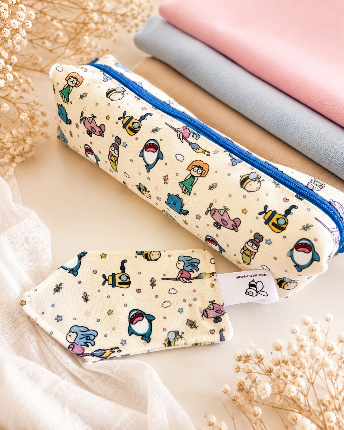 Astuccio fatto a mano con pattern personaggi Astuccio fatto a mano con pattern personaggi